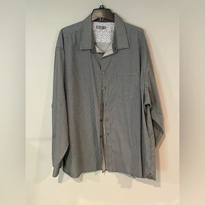 Excellent condition men’s size 3xl neck size 20-20 1/2 color black and white